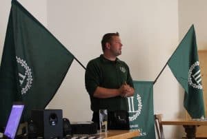 Tony Gentsch spricht vor den Mitgliedern des Stützpunkt München/Oberbayern
