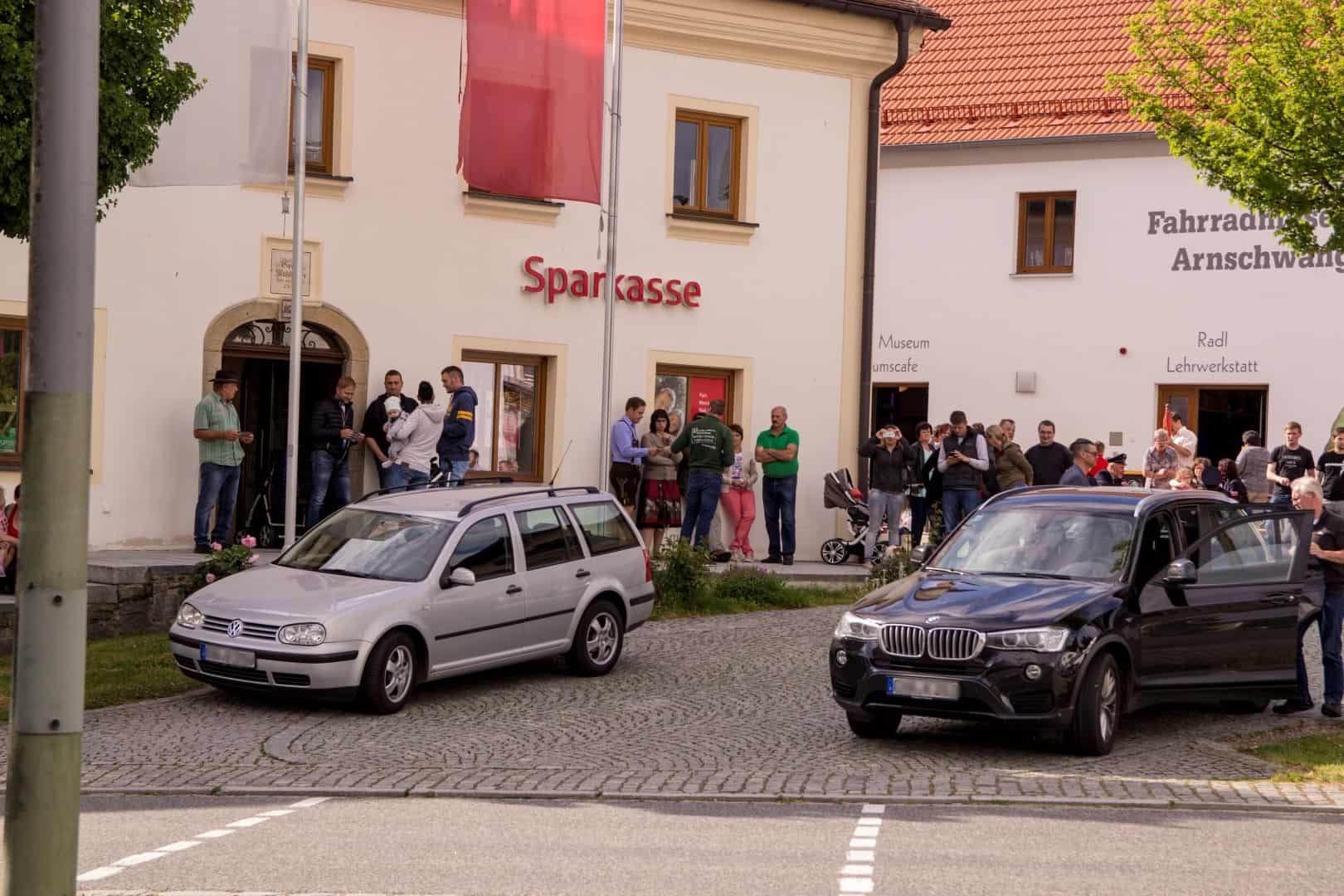 Der Dorfplatz füllte sich mit vielen Zuhörer, an welche man Flugblätter verteilte