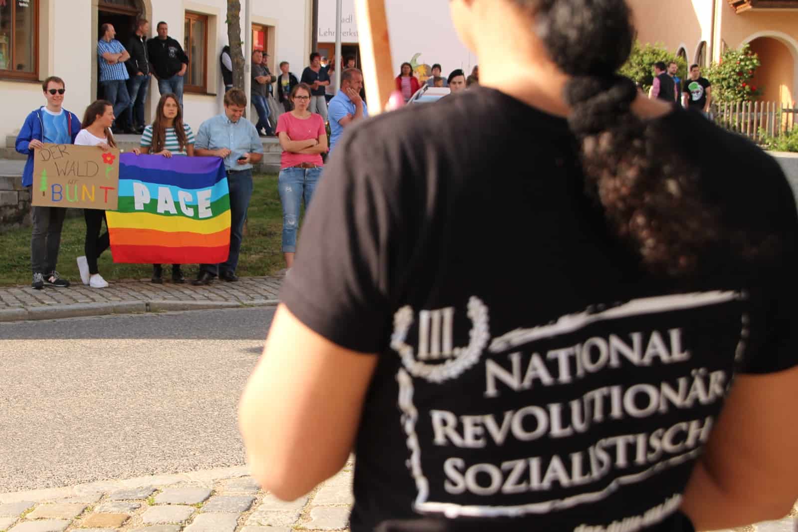 Die wortkarge Sechsmanngruppe der Gegendemo
