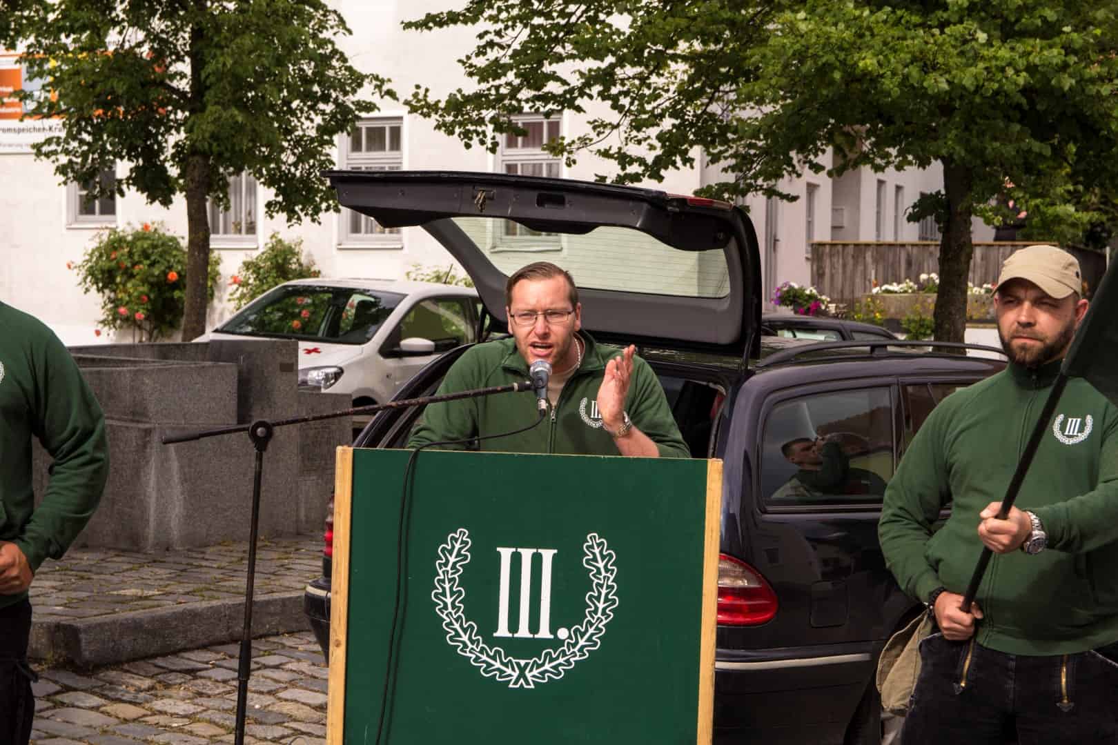 Ein weiterer Redner aus Ostbayern forderte die strikte Abschiebung von kriminellen Asylanten
