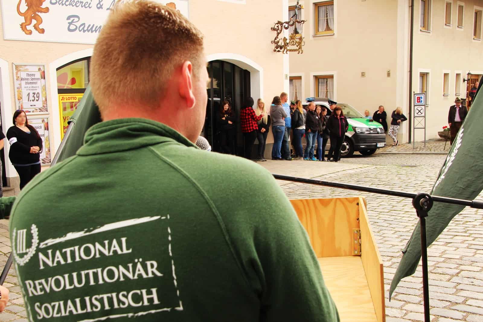Vor allem junge Deutsche solidarisierten sich mit dem „III. Weg“