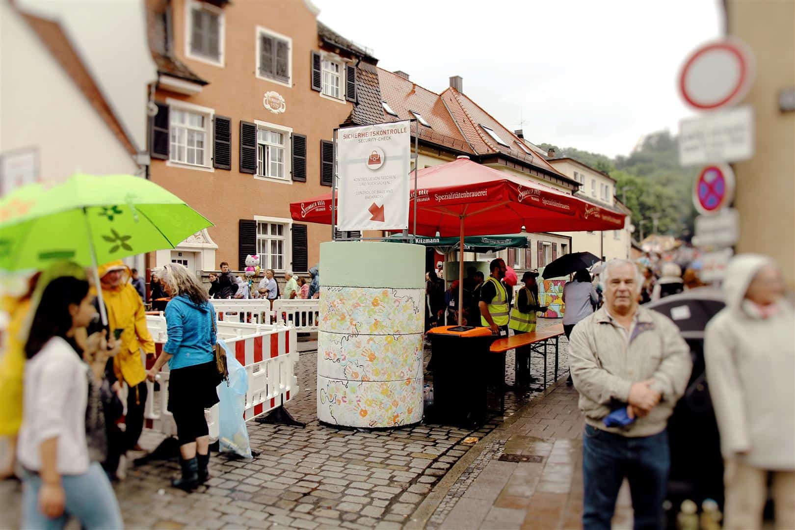Kontrollpunkt mit Betonbarrieren am Haupteingang