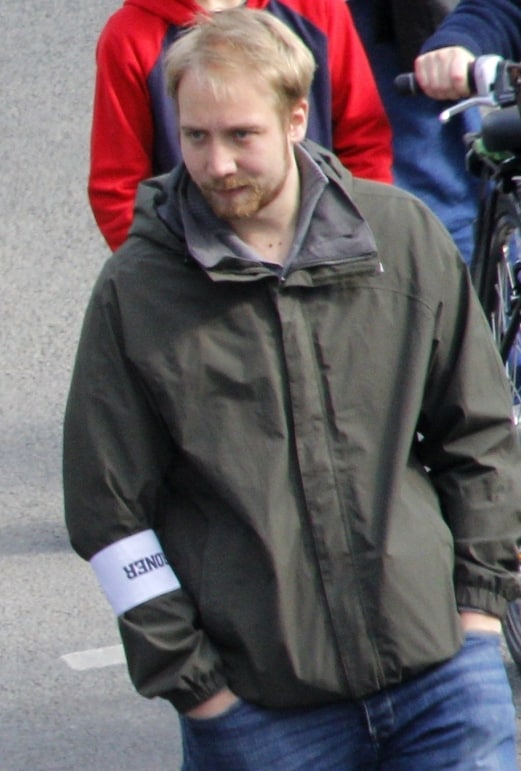 Asylantenanwalt Michael Brenner – Hier wenig motiviert als Ordner auf einer linksextremen Demonstration in Fürth, wenig später attackierten Demoteilnehmer einen Pegida-Aktivisten am Wegesrand