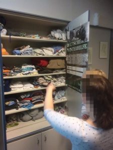 Neben Sachspenden, geben wir auch auch Kleidung kostenlos aus.