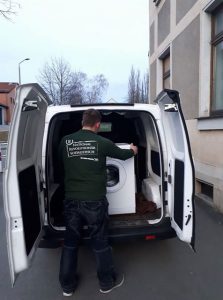 Die Lieferung von Sachspenden erfolgt auch mal frei Haus.