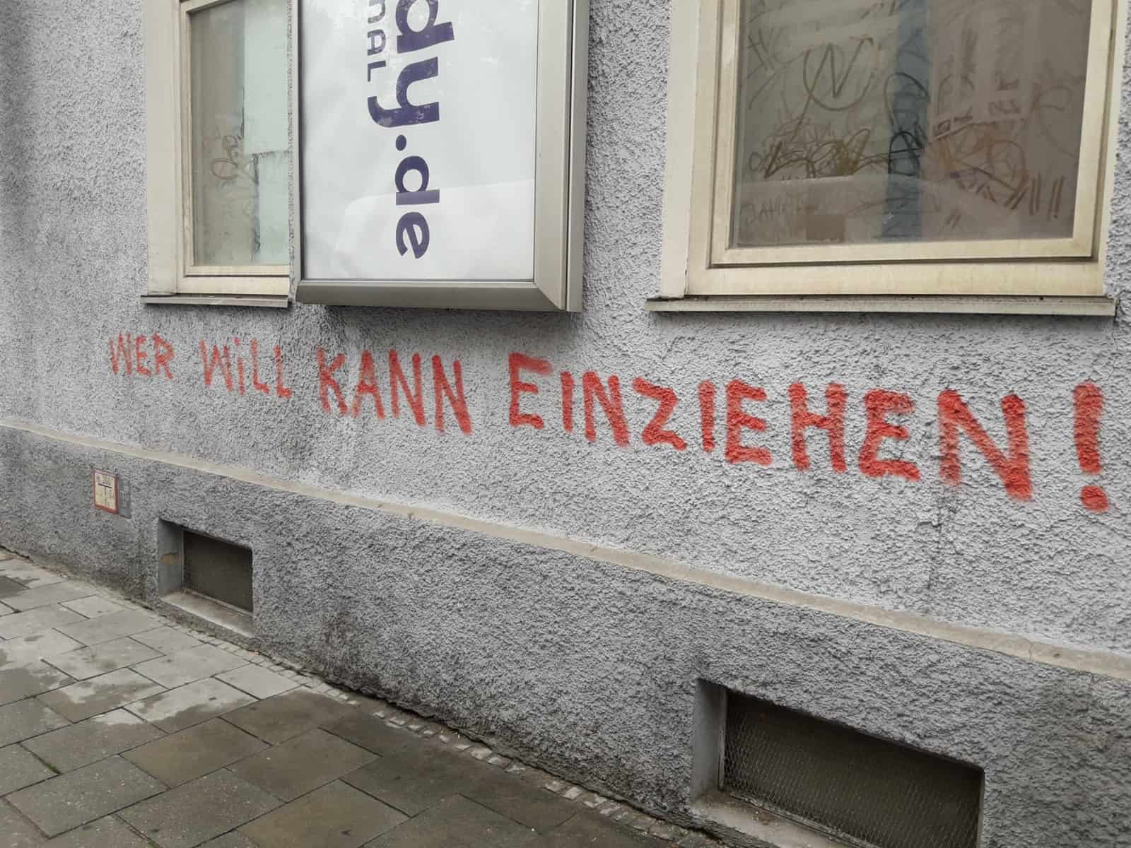 Der erfolglose Aufruf an die Wand gesprüht: „Wer will kann einziehen“...oder seinen Schlafsack bringen.