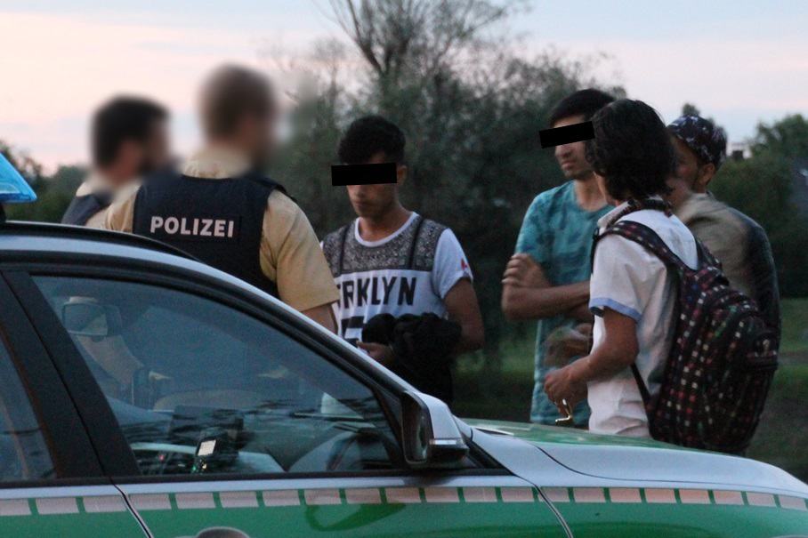 Polizeibeamte kontrollieren jugendliche Asylanten am Adler