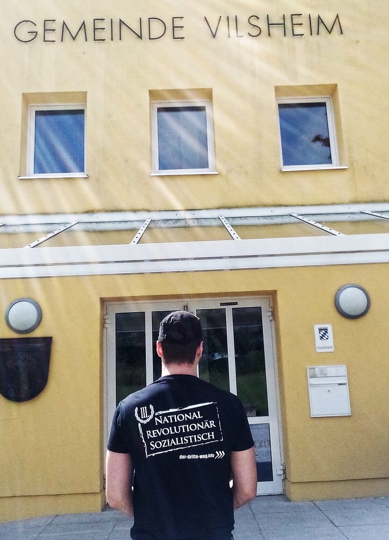 Aktivist bei der Aufklärungskampagne vor der zuständigen Gemeinde