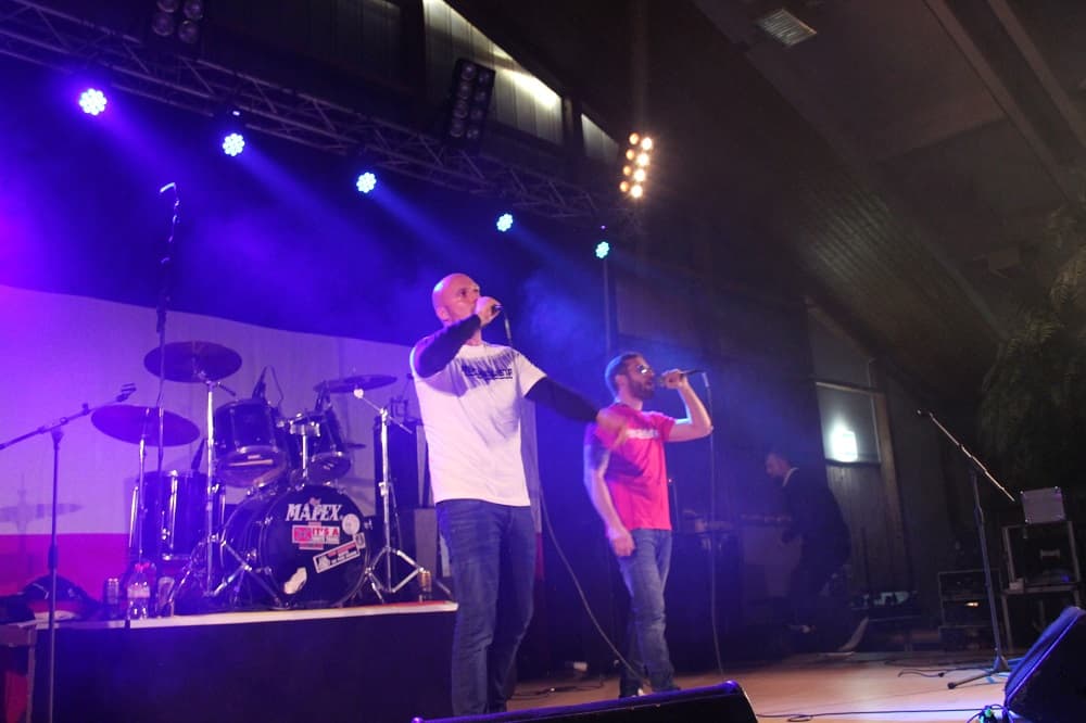 Julian Fritsch bei einem Liveauftritt auf einem großen Konzert im Jahr 2016.