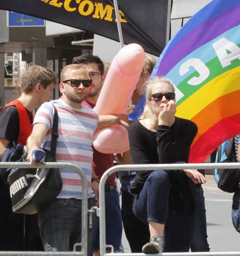 Jonas Miller (links neben dem Gummipenis) - Linksextremist im Dienste der öffentlich-rechtlichen