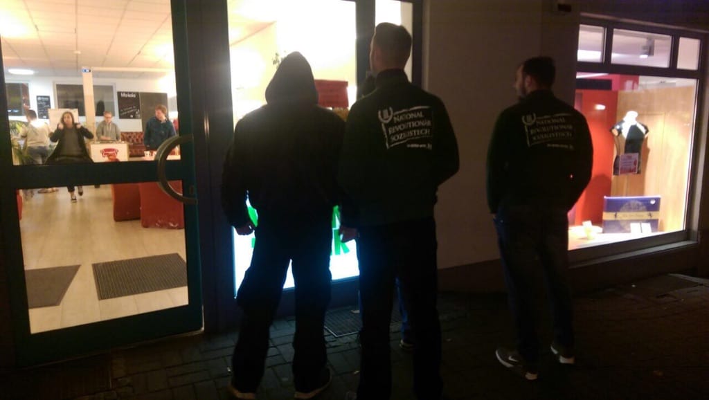 Aktivisten vor dem Ausländertreff „Welcome-In-Wohnzimmer“