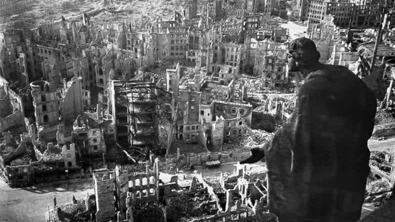 Solche Verwüstungen, wo alles außer Stein zu Staub verbrennt, können nur durch den Einsatz von Phosphor entstehen.