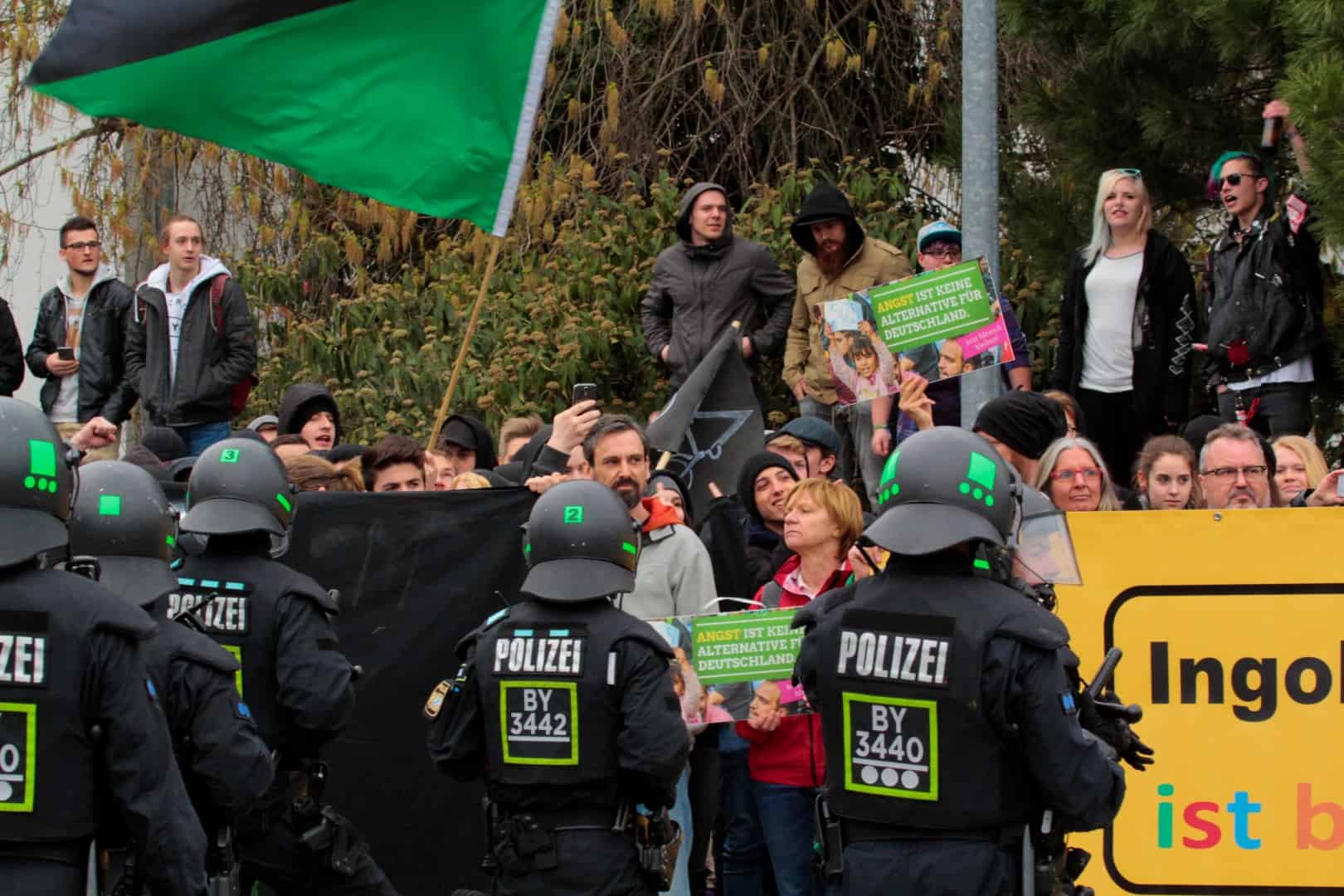 Aus dieser Gruppe heraus erfolgte der gefährliche Flaschenwurf