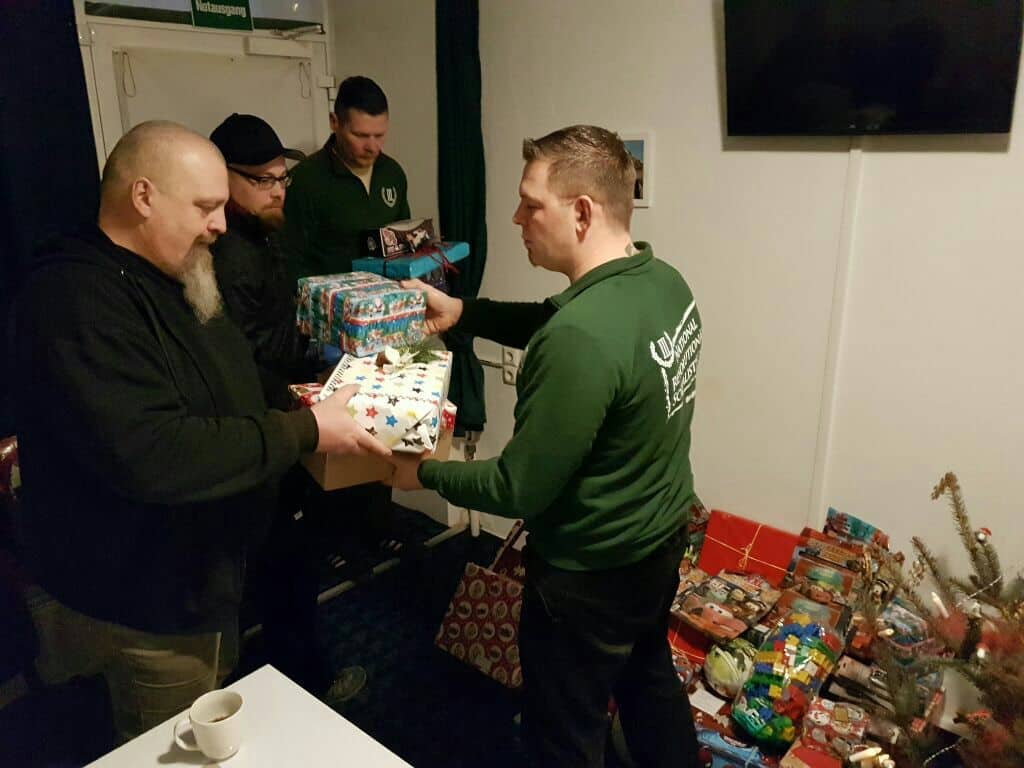 Berliner und Plauener Parteiaktivisten bereiten die Geschenke vor