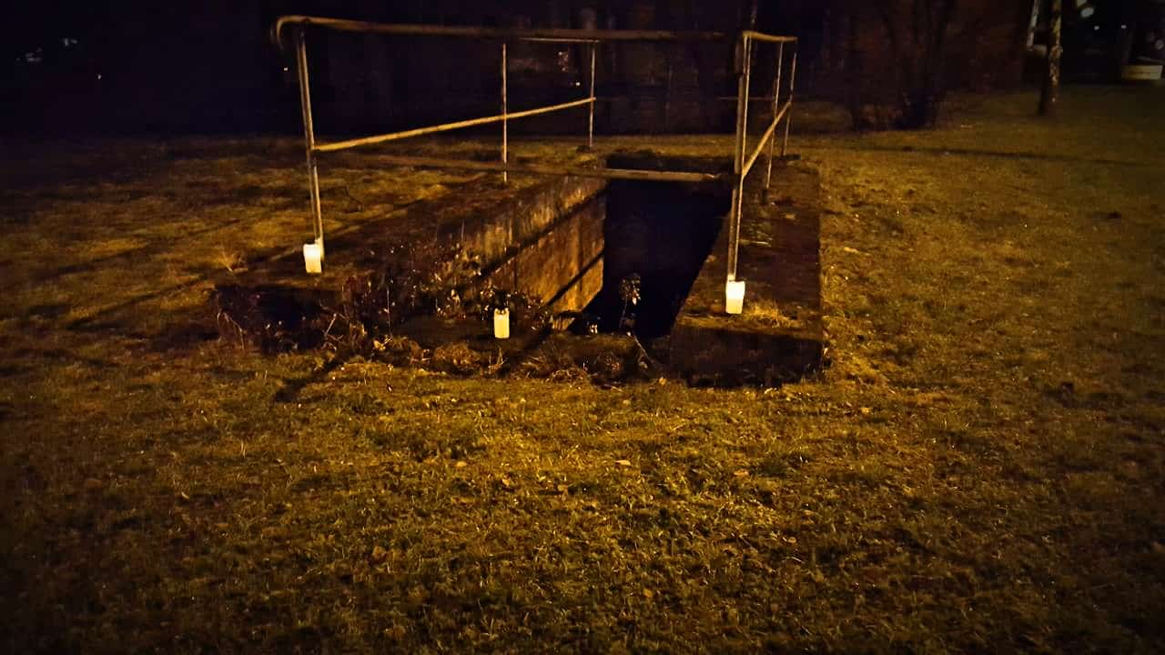 Kerzen an einem Eingang zum ehemaligen Luftschutzkeller in Schweinfurt in den frühen Morgenstunden des 27. Dezember 2017 entzündet