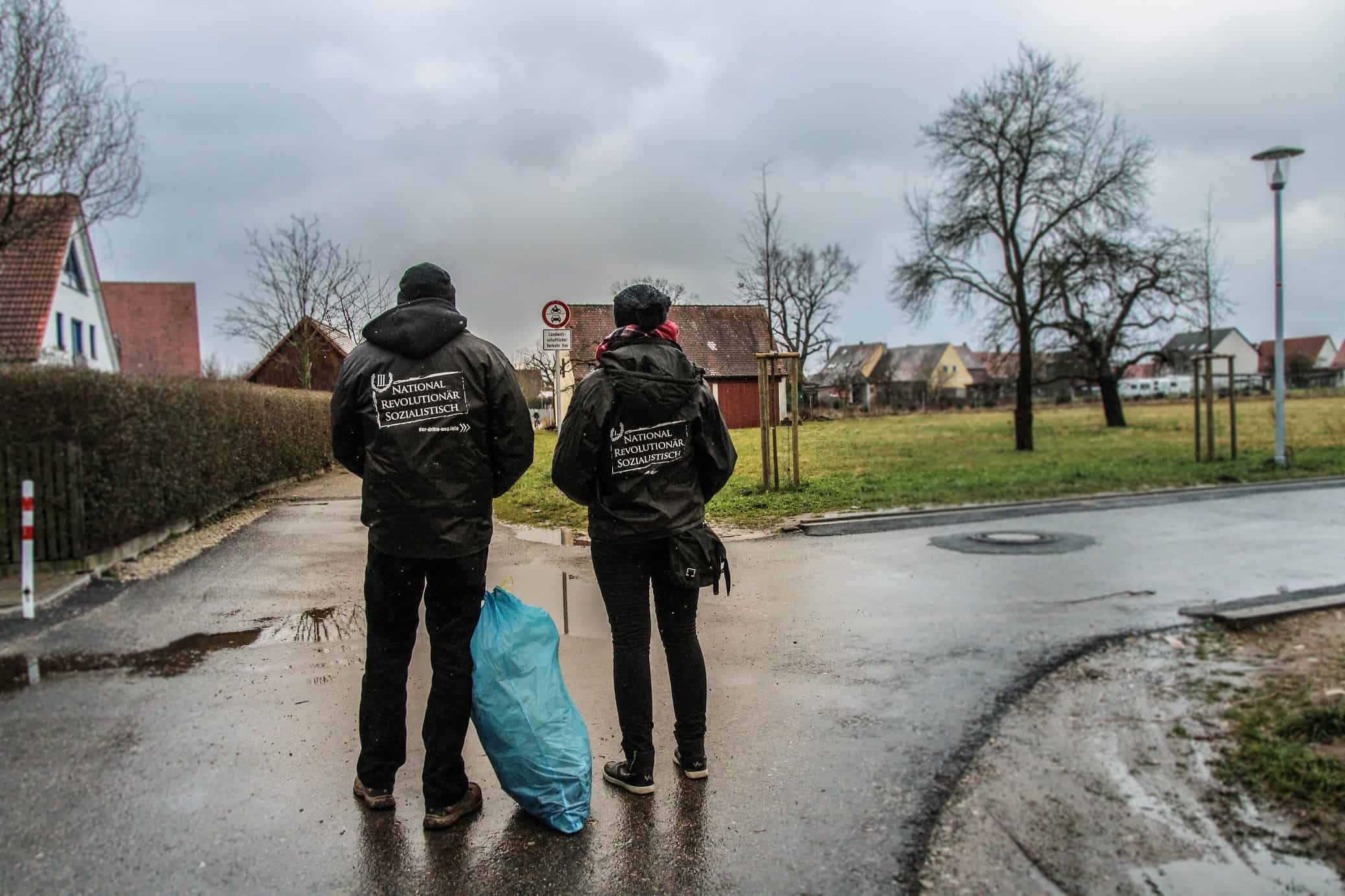 Einer der Verteilertrupps mit seiner „Müllausbeute“