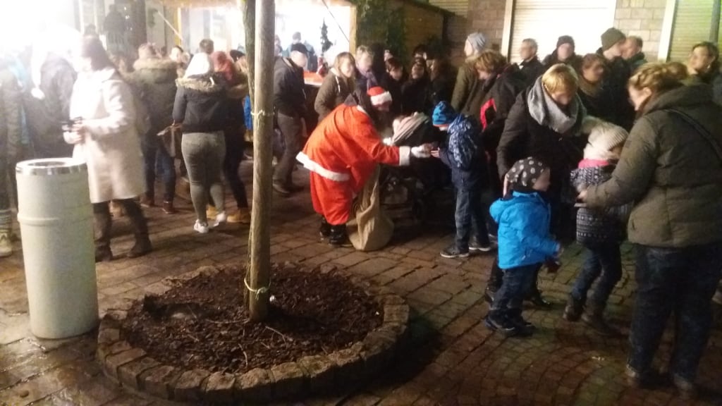 Unser Weihnachtsmann, wie immer beliebt bei den Kindern