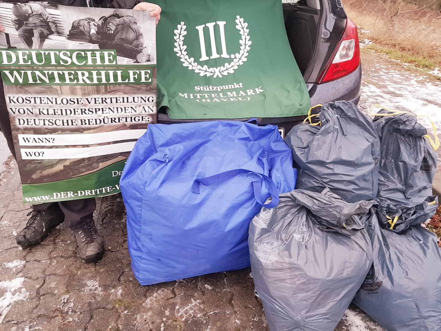Eine von mehreren Autoladungen an Kleidung auf den Weg zu ihren neuen Besitzern