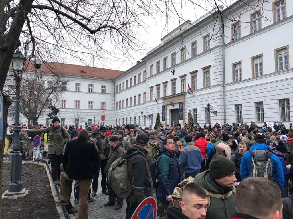 Gut gefüllter Platz auf der Budaer Burg