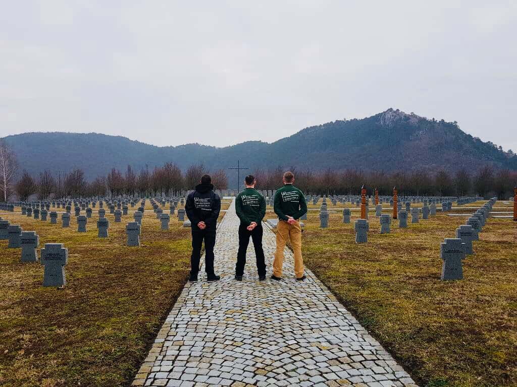 Nach dem Gedenkmarsch besuchte noch eine Abordnung der Reisegruppe den deutschen Soldatenfriedhof im Westen von Budapest.