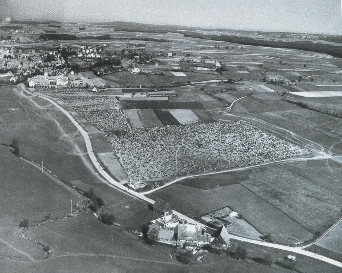 Gefülltes Gefangenenlager. Luftaufnahme von Ende April 1945. Im Vordergrund die Gauchsmühle
