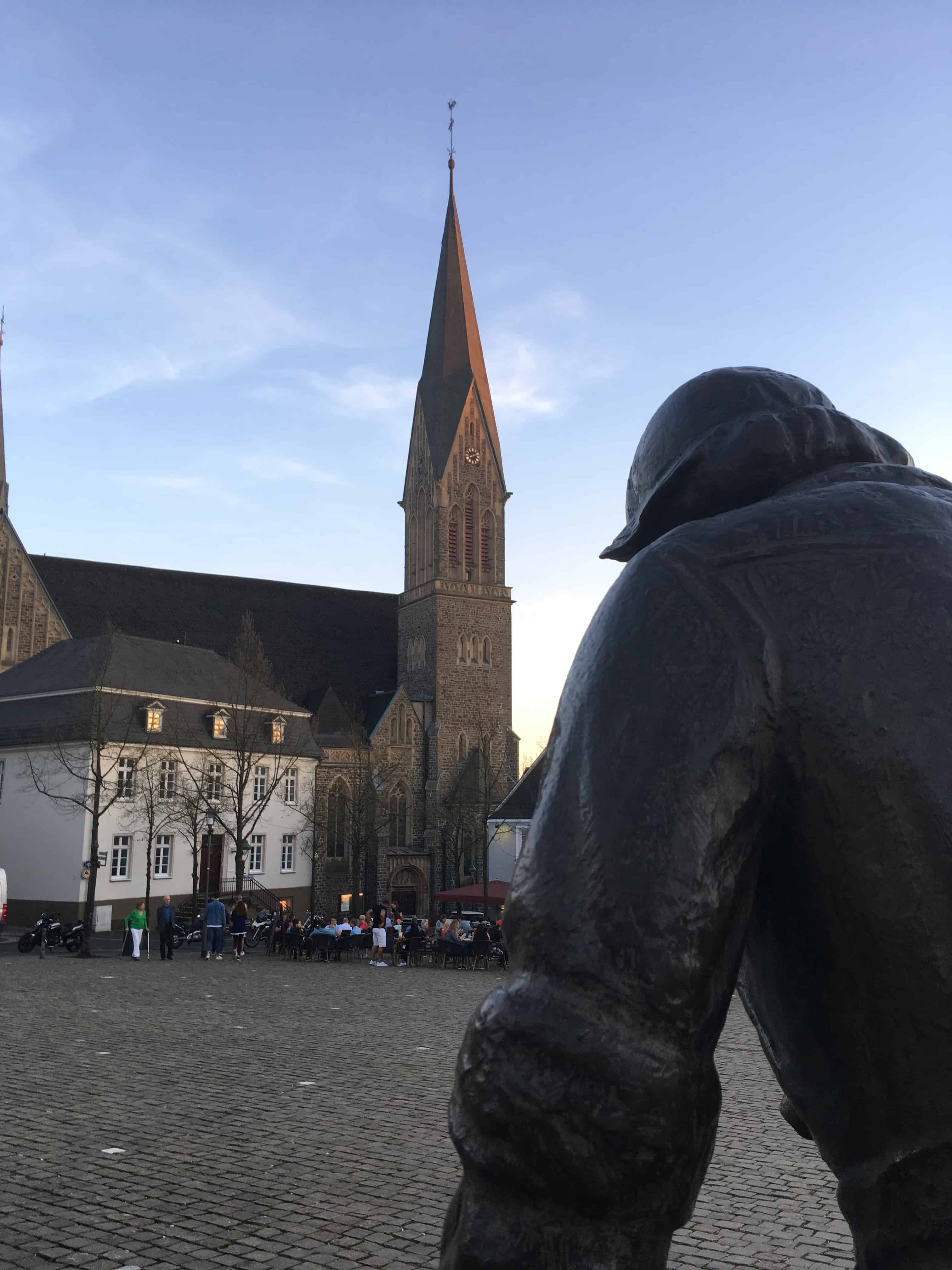 Der Uhr der Martinuskirche zeigt 20.10 Uhr und der Markplatz ist wieder leer.