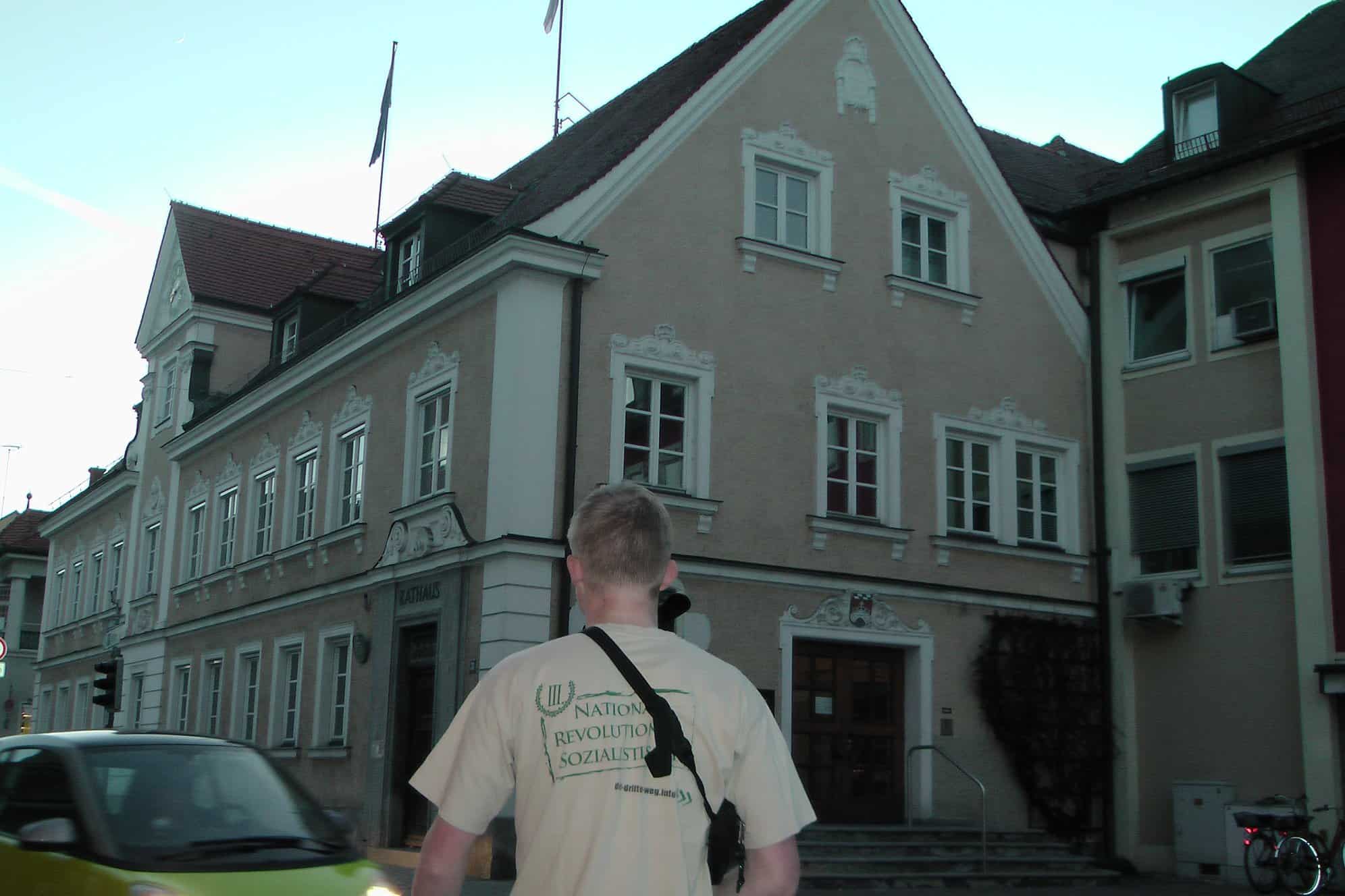 Auch vor dem Rathaus wurden diverse Aufklärungsschriften an Passanten verteilt