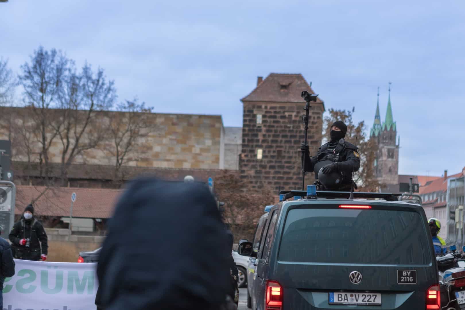 Polizei filmt den Sammelpunkt ab