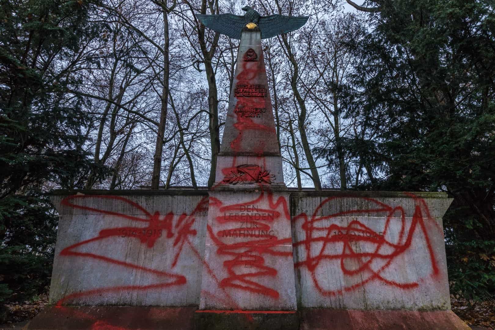 Geschändetes Denkmal im Nürnberger Luitpoldhain