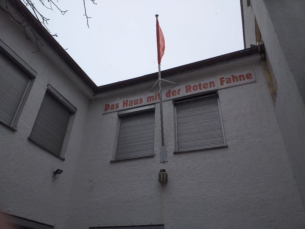 Das Haus mit der roten Fahne in der Tulbeckstraße 4f