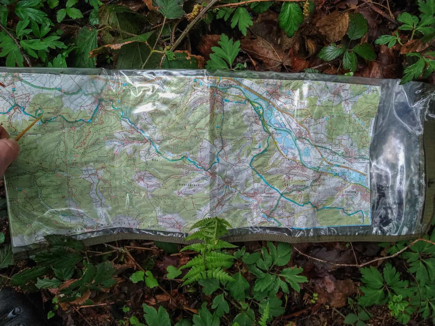 Auf der Karte im Maßstab 1:50.000 ist die Route (blaue Markierung) eingezeichnet, der Grashalb zeigt auf das Tagesziel, der Startpunkt ist nicht mehr auf der Karte drauf.