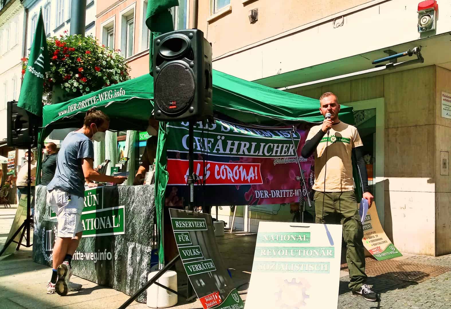 Julian Bender vom Stützpunkt Sauerland spricht bei der ersten Kundgebung