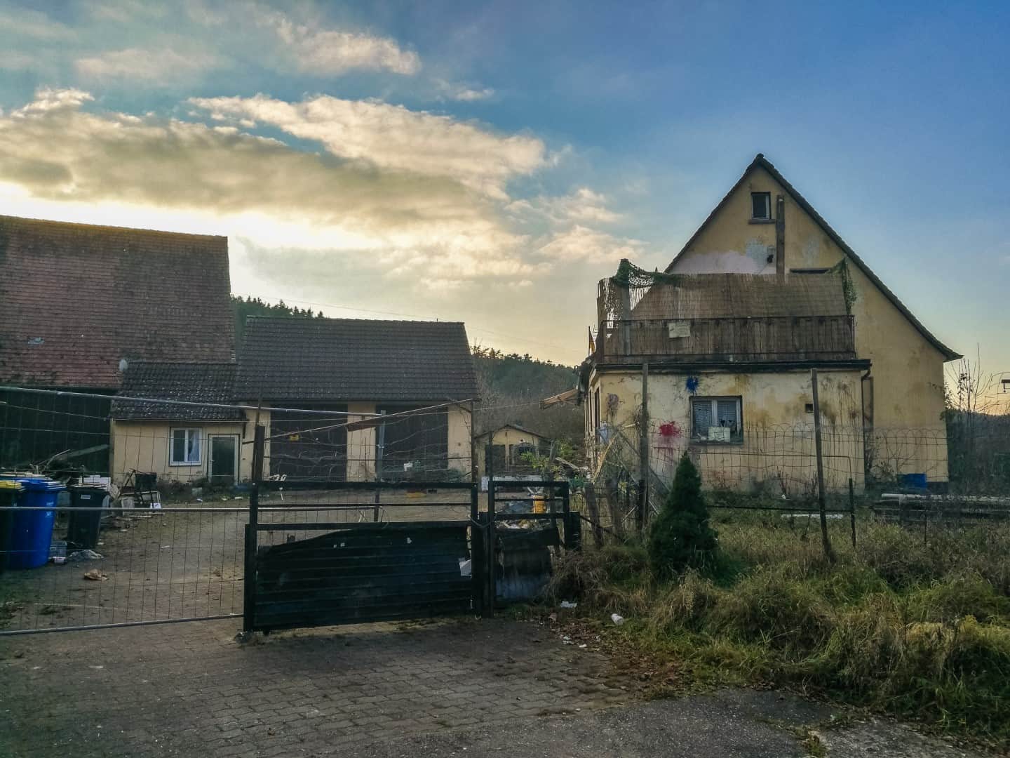 Die schon deutlich verfallene Drachenschanze im Dezember 2020